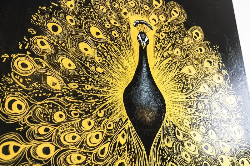 King of Feathers — Plumage, raking light
